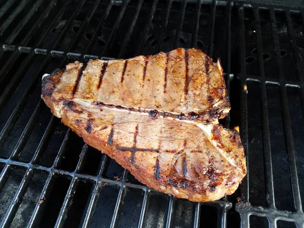 Stek wołowy ze śladami grilla na grillu — Zdjęcie stockowe