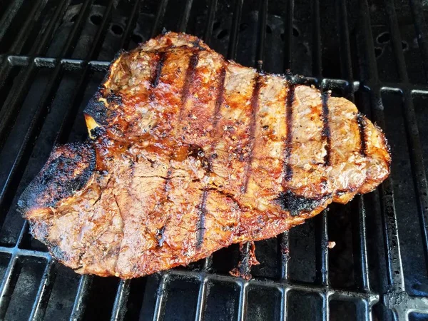 Steak de bœuf avec marques de grill sur barbecue — Photo