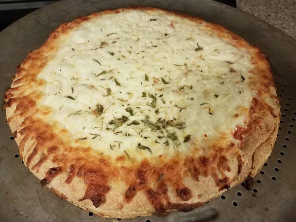 Pizza de queso en bandeja de metal para hornear con especias —  Fotos de Stock