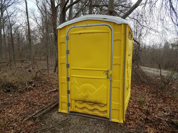 Gelbes Badezimmer oder Toilette im Freien mit Bäumen — Stockfoto