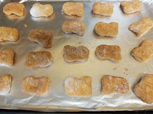 Nuggets de frango congelados na folha na bandeja — Fotografia de Stock