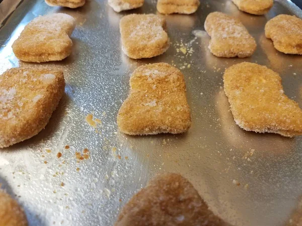 Nuggets de frango congelados na folha na bandeja — Fotografia de Stock