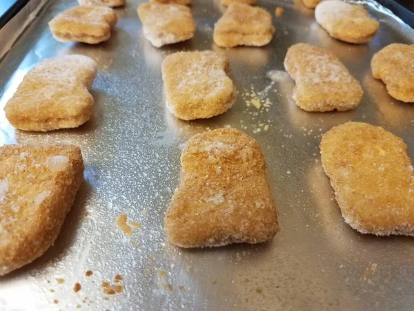 Nuggets de frango congelados na folha na bandeja — Fotografia de Stock