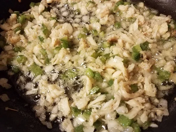 Баклажаны, зеленый перец и лук в сковороде — стоковое фото
