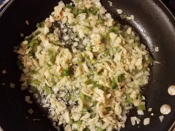 Bacalao y pimiento verde y cebolla en sartén — Foto de Stock