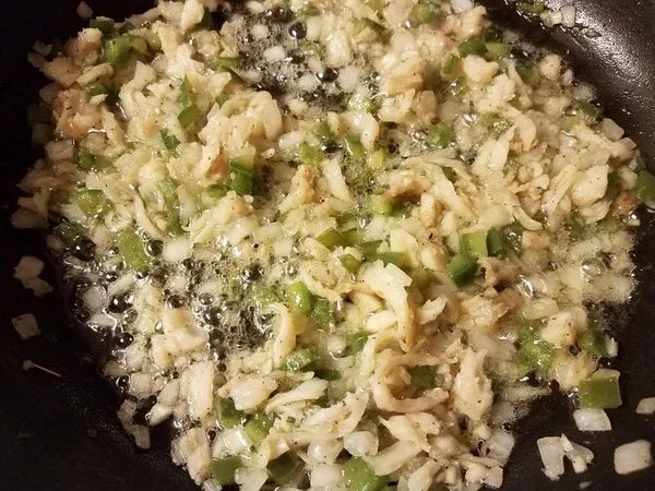 Bacalao y pimiento verde y cebolla en sartén —  Fotos de Stock