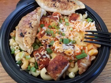 Baharatlı makarna ve peynirli tavuk ve mantı.