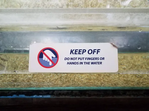 Garder hors signe ne pas mettre les doigts dans l'eau sur l'aquarium — Photo