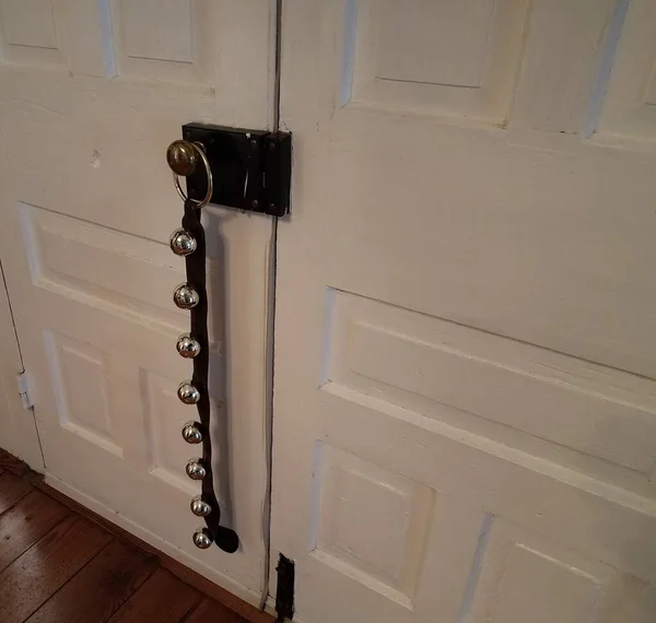 Weiße Tür mit Klingel am Türknauf — Stockfoto