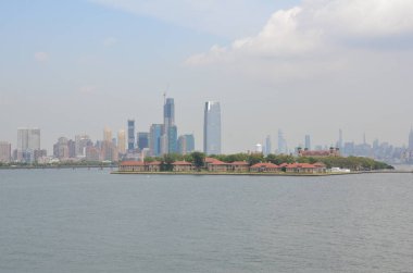 New York 'ta bulutlu nehir suyu ve binalar