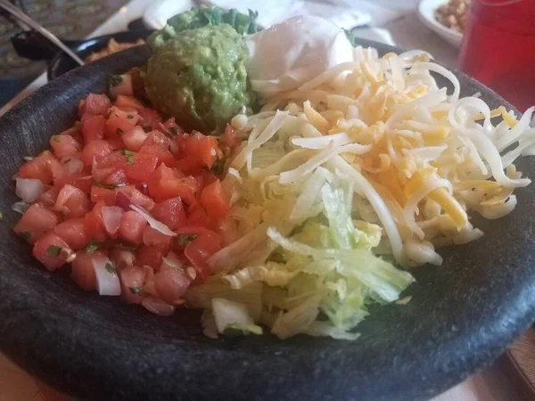 Tomate y queso y lechuga y guacamole en tazón — Foto de Stock