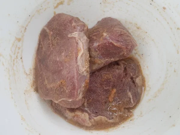 Carne Filete Cruda Con Condimento Tazón Recipiente Blanco — Foto de Stock