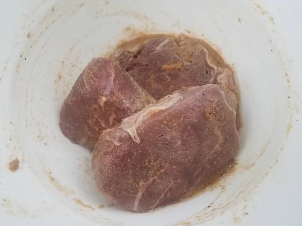 白鉢や容器で味付けした生ステーキ肉 — ストック写真