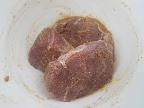 Carne Filete Cruda Con Condimento Tazón Recipiente Blanco — Foto de Stock