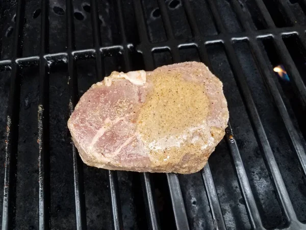 Izgara soslu çiğ biftek. — Stok fotoğraf