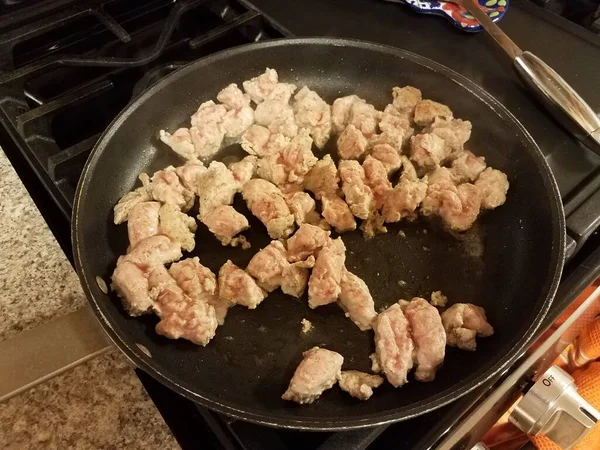 生の七面鳥肉をストーブの上でフライパンで調理する — ストック写真
