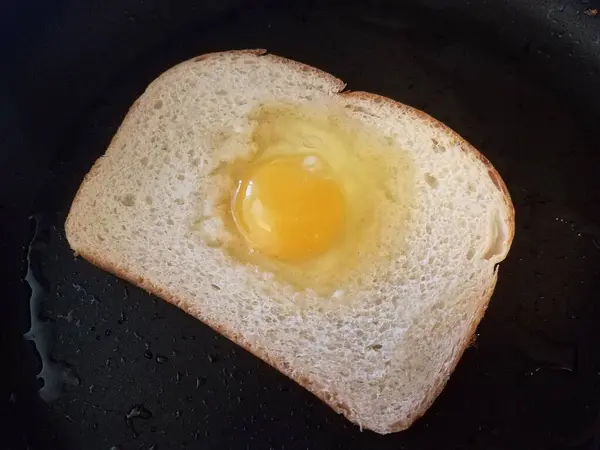 Rohes Ei im Brot in Pfanne oder Pfanne — Stockfoto