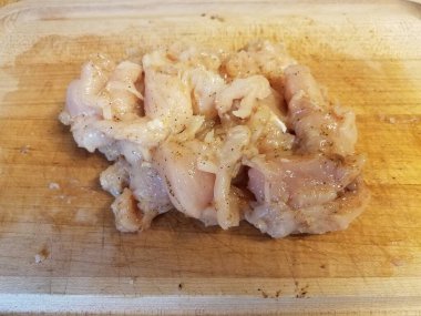 Ahşap kesme tahtasındaki tavuk eti ya da kümes hayvanı yığını