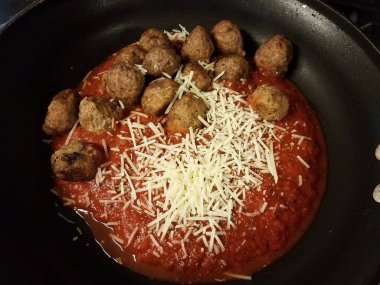 Tavada domates soslu biftek köftesi ya da peynirli kızartma tavası.