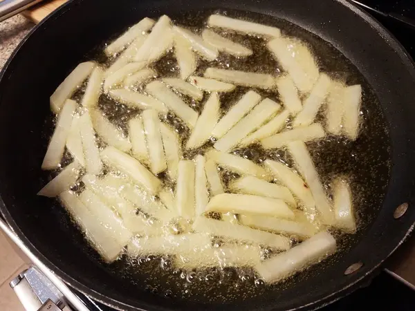 프라이팬 뜨거운 기름에 감자튀김 — 스톡 사진