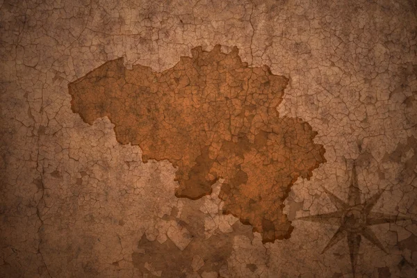 比利时地图上复古裂纹论文的背景 — 图库照片
