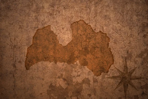 Mapa da Letónia sobre vintage crack fundo de papel — Fotografia de Stock