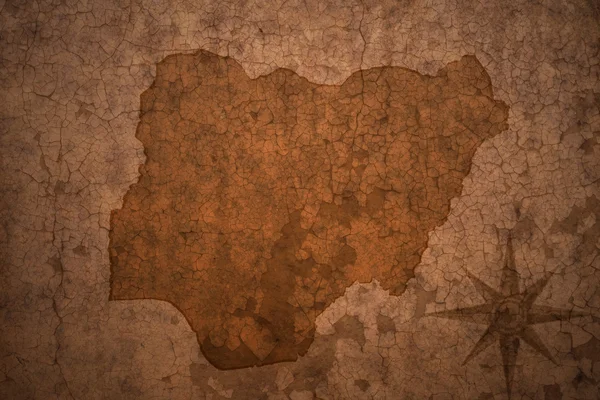 Nigeria mapa en un viejo fondo de papel crack vintage — Foto de Stock