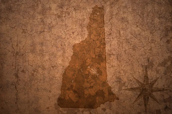 旧的老式裂纹纸张背景上新罕布夏州地图 — 图库照片