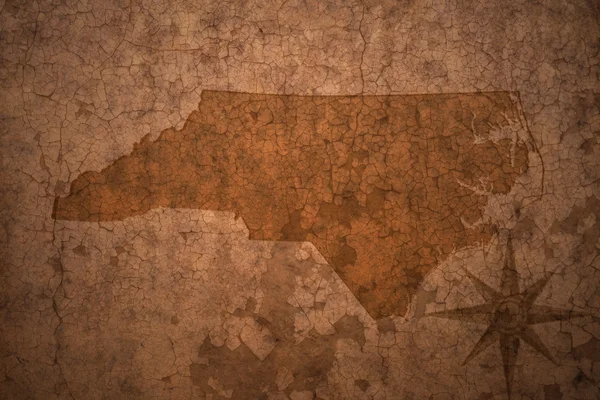 오래 된 빈티지 균열 종이 배경에 노스캐롤라이나 주 지도 — 스톡 사진