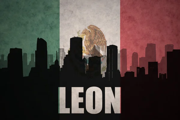 Abstraktní silueta města s textem Leon na staré mexické vlajce — Stock fotografie