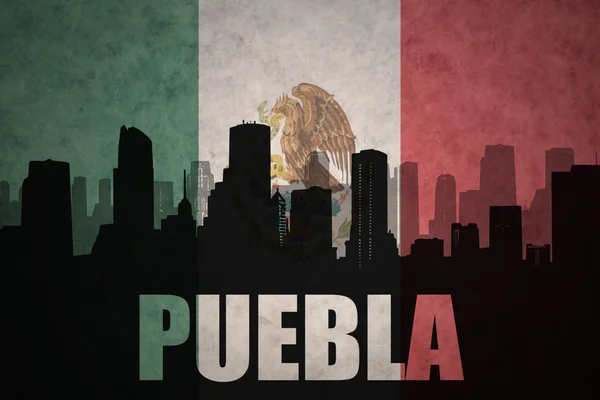 Abstract silhouet van de stad met tekst Puebla bij de Vintage Mexicaanse vlag — Stockfoto