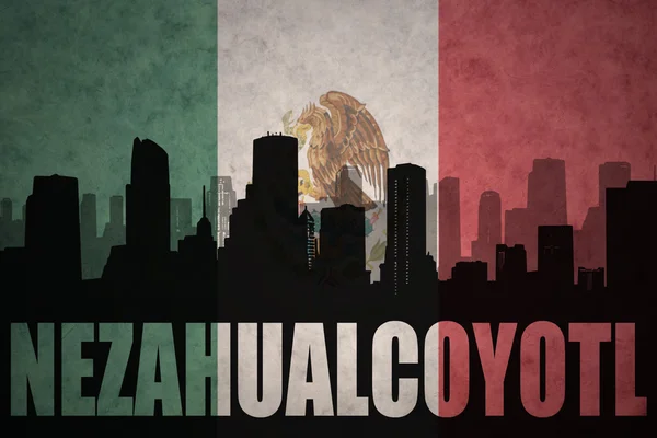 Абстрактный силуэт города с текстом Незауалькойотль у винтажного мексиканского флага — стоковое фото