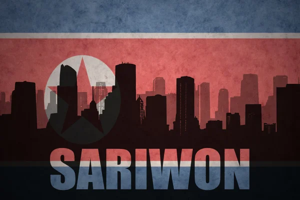 Abstract silhouet van de stad met tekst Sariwon op de Vintage Noord-Korea vlag achtergrond — Stockfoto