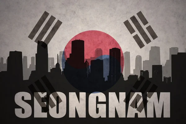ヴィンテージ韓国の旗の背景にテキストソンナムと都市の抽象的なシルエット — ストック写真
