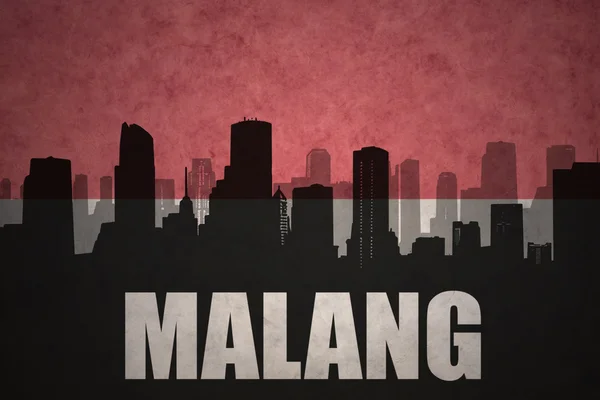 Silhouette abstraite de la ville avec le texte Malang au fond du drapeau indonésien vintage — Photo