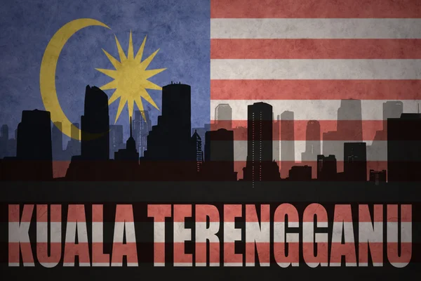 Silueta abstracta de la ciudad con texto Kuala Terengganu en el fondo de la bandera malaya vintage — Foto de Stock