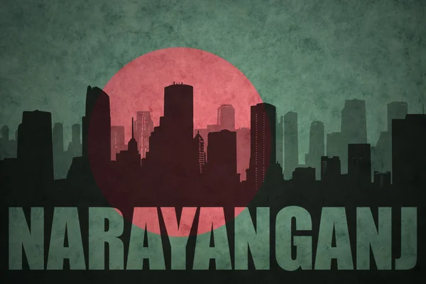 Abstraktní silueta města s textem Narayanganj na pozadí vlajky v Bangladéši — Stock fotografie