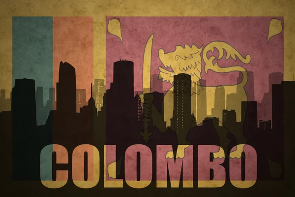 Abstraktní silueta města s textem Kolombo na vinobrané Srí Lance-pozadí vlajky — Stock fotografie