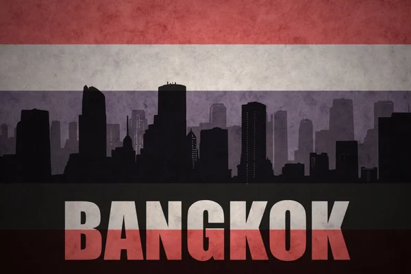 Abstrakcyjna sylwetka miasta z tekstem Bangkok w Vintage Tajlandia flaga tło — Zdjęcie stockowe
