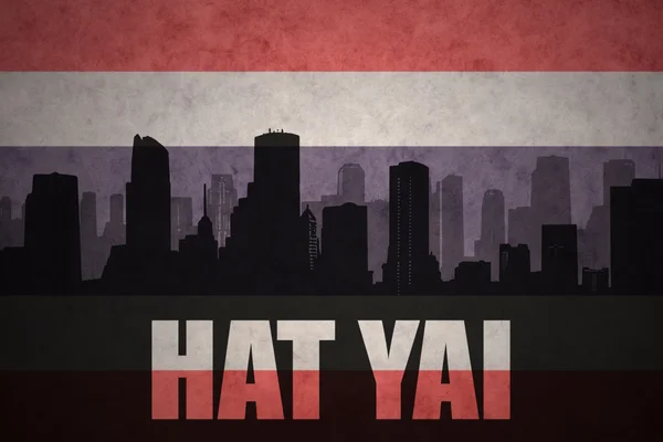 Абстрактный силуэт города с текстом Hat Yai на винтажном фоне флага Таиланда — стоковое фото