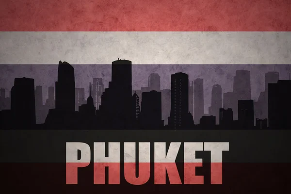 Abstrakcyjna sylwetka miasta z tekstem Phuket na Vintage Tajlandia flaga tło — Zdjęcie stockowe
