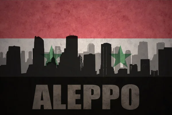 Abstrakcyjna sylwetka miasta z tekstem Aleppo w Vintage syryjskiej flagi tle — Zdjęcie stockowe