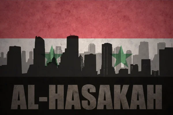 Abstrakcyjna sylwetka miasta z tekstem Al-Hasakah na Vintage syryjskiej flagi tle — Zdjęcie stockowe