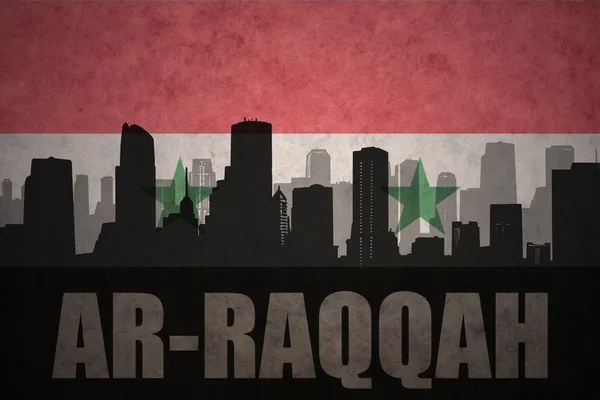 ヴィンテージシリアの旗の背景にテキストAr-Raqqahと都市の抽象的なシルエット — ストック写真