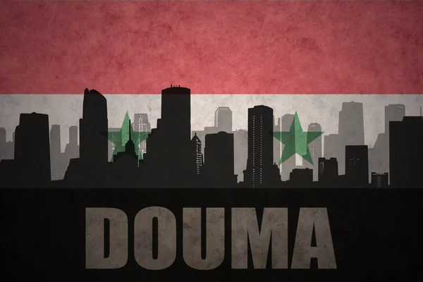Silhueta abstrata da cidade com texto Douma no fundo da bandeira síria vintage — Fotografia de Stock