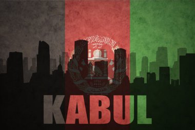 vintage Afganistan bayrağı arka planda metin Kabil ile şehrin soyut siluet