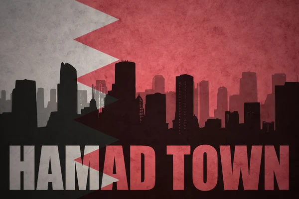 Silueta abstracta de la ciudad con texto Hamad Town en el fondo de la bandera de Bahrein vintage — Foto de Stock