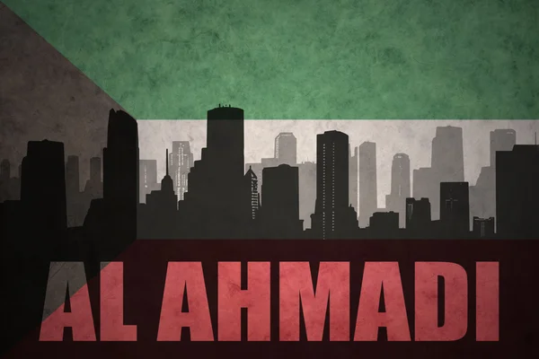 Abstrakte Silhouette der Stadt mit Text al ahmadi auf dem Hintergrund der kuwaitischen Flagge — Stockfoto
