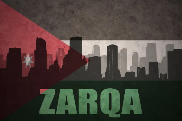 Abstrato silhueta da cidade com texto Zarqa no vintage jordan bandeira fundo — Fotografia de Stock