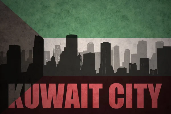 Silhouette abstraite de la ville avec le texte Koweït City au fond du drapeau kuwait vintage — Photo